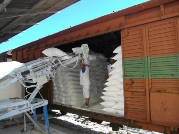 El Combinado de Cereales de Cienfuegos también contribuye al abastecimiento de harina a las cinco provincias del oriente del país. Foto: Julio Martínez Molina