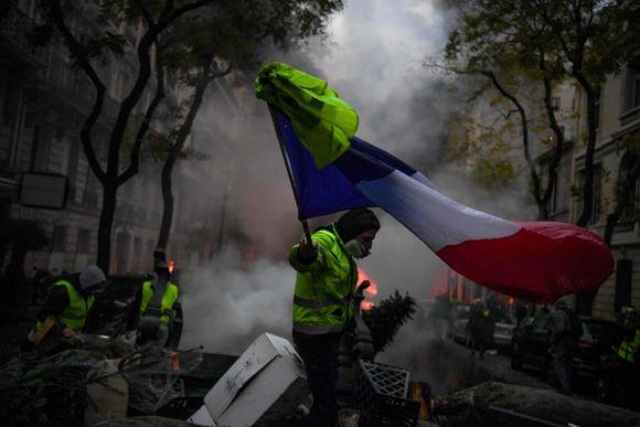 Tercera protesta violencia en Francia, ante alza al precio del combustible. Foto: AFP.