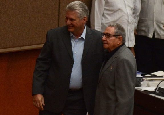 El General de Ejército Raúl Castro Ruz, primer secretario del Comité Central del Partido Comunista de Cuba y Miguel Díaz-Canel Bermúdez, Presidente de los Consejos de Estado y de Ministros, a su llegada al salón plenario del Palacio de Convenciones de La Habana, en el II período ordinario de sesiones de la IX legislatura de la Asamblea Nacional del Poder Popular. Foto: Marcelino Vázquez/ ACN.