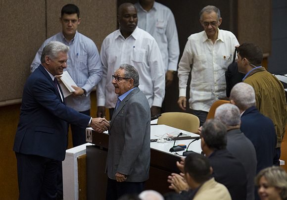 Miguel Díaz-Canel saluda a Raúl Castro antes de comenzar la sesión de la ANPP. Foto: Irene Pérez/ Cubadebate.