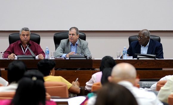 Salvador Valdés Mesa (D), primer vicepresidente de los Consejos de Estado y de Ministros, Homero Acosta, secretario del Consejo de Estado y Ulises Gularte (izq.), secretario general de la Central de Trabajadores de Cuba, presiden uno de los depates en la ANPP. Foto: Omara García/ ACN.
