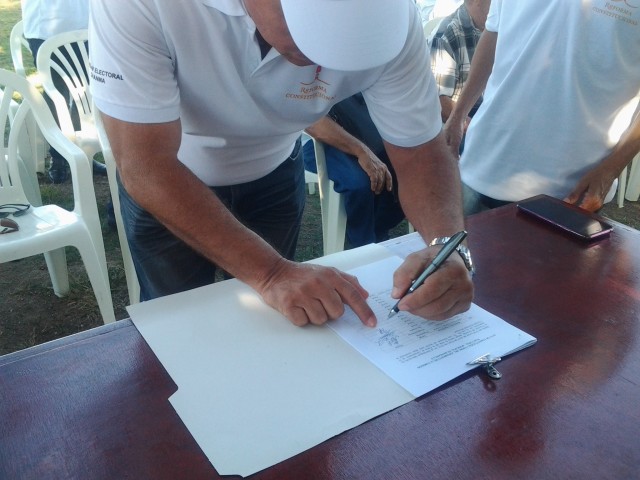 El documento fue firmado por cada uno de los miembros de Comisión Electoral en el Parque Museo La Demajagua // Foto Lilian Salvat