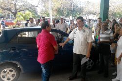 Un auto ligero Kia Picantos le fue entregado al Doctor en Ciencias Médicas César Mustelier Fernández // Foto Perfil Facebook del Hospital Celia Sánchez