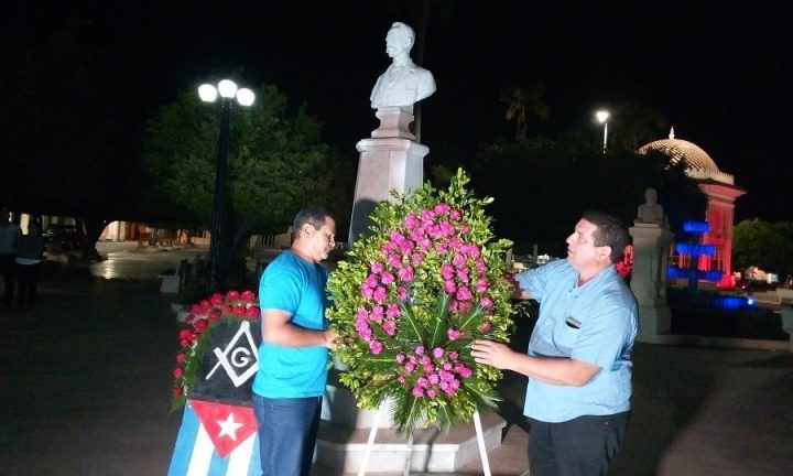 Los máximos dirigentes del partido y el gobierno colocaron una ofrenda floral ante el busto de José Martí // Foto Eliexer Peláez