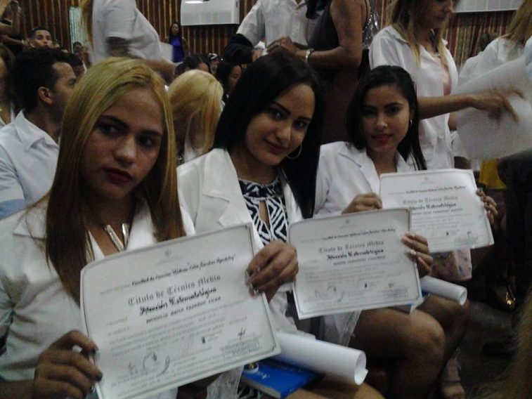Nuevos tecnólogos de la salud egresan de Facultad de Ciencias Médicas manzanillera // Foto Roberto Mesa