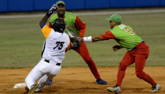 Cuarto juego entre Las Tunas y Villa Clara en los Play Off de la 58 Serie Nacional. Foto: Ricardo López Hevia.