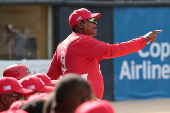 Pablo Civil DT de los Leñadores de Las Tunas, de Cuba, imparte instrucciones durante el choque contra Cardenales de Lara, de Venezuela, en partido del grupo A de la edición 61 de Serie del Caribe de Béisbol, en el estadio Rob Carew, en Ciudad de Panamá, Panamá, el 6 de febrero de 2019. Foto Roberto Morejón Rodríguez / Periódico JIT