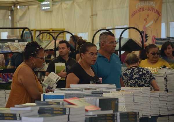 Asistentes a la XXVIII Feria Internacional del Libro, en la Fortaleza San Carlos de la Cabaña, en La Habana, Cuba, el 8 de febrero de 2019. ACN Foto: Ariel Ley Royero