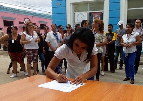 La recogida de las firmas responde a la campaña internacional Manos fuera de Venezuela // Foto Eliexer Peláez