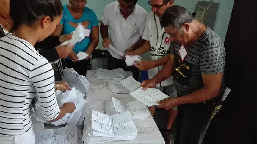 Concluye en Manzanillo referendo constitucional // Foto Marlene Herrera