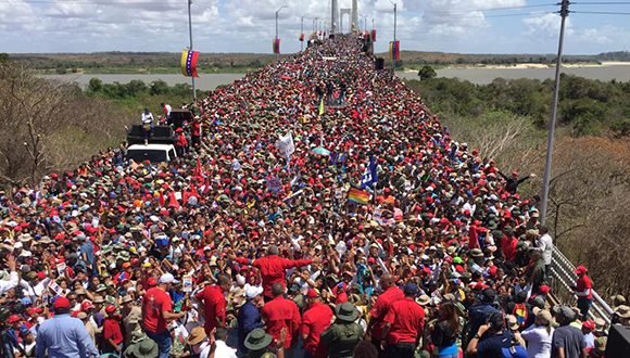 Concentración chavista este miércoles en el Puente de Angostura, Bolívar. Foto: Con el Mazo Dando