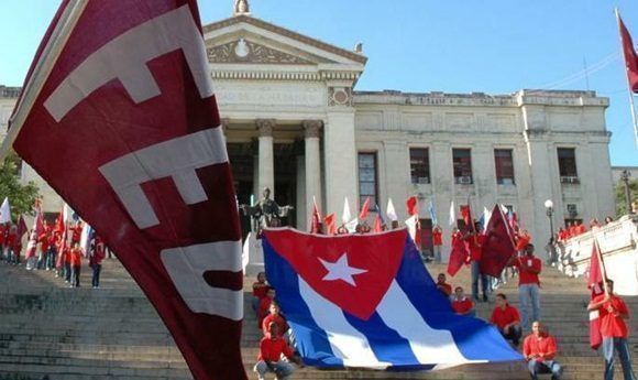 La FEU de Cuba, presente desde la escalinata de la UH. Foto: Archivo.