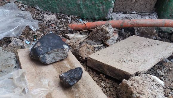 Trozos de rocas dispersas en varias zonas de Viñales debido a la caída de un meteorito. Foto: Fátima Rivero Amador/ Telepinar/ Facebook.