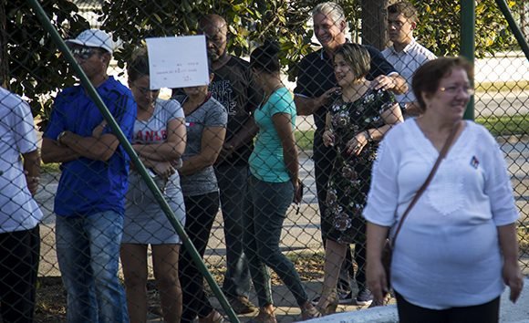 Díaz-Canel y su esposa, Lis Cuesta, se incorporan a la fila que habían hecho los electores del colegio 3, circunscripción 57, del municipio Playa. Foto: Irene Pérez/ Cubadebate.