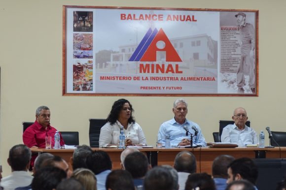 El Presidente cubano participa en el balance del Ministerio de la Industria Alimentaria. Foto: Marcelino Váquez Hernández / ACN.
