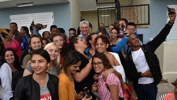 El Presidente cubano recorrió dos de los apartamentos y, siempre sonriente, aceptó dejar constancia gráfica del instante a petición de los estudiantes que antes habitaron esos edificios. Foto: Estudios Revolución.
