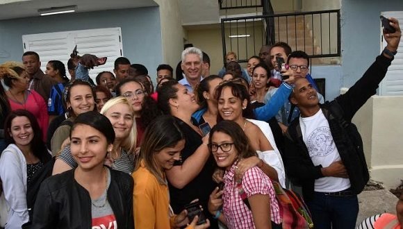El Presidente cubano recorrió dos de los apartamentos y, siempre sonriente, aceptó dejar constancia gráfica del instante a petición de los estudiantes que antes habitaron esos edificios. Foto: Estudios Revolución.
