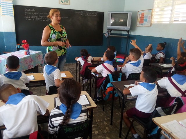 Mayté educa en el grupo cuatro del segundo grado // Foto Eliexer Peláez