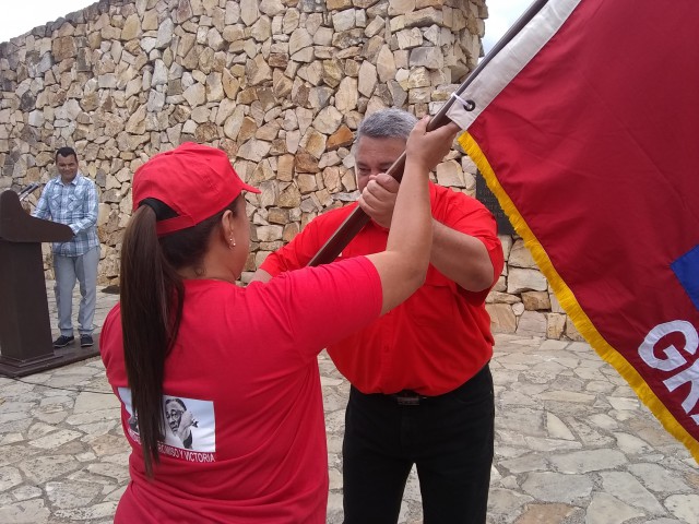De manos de Ulises Ginarte de Nacimiento, miembro del buró político del Partido Comunista de Cuba (PCC) y secretario general de la CTC en el país, recibió su homóloga granmense Migdalia Barreiro Cisneros, la bandera // Foto Lilian Salvat