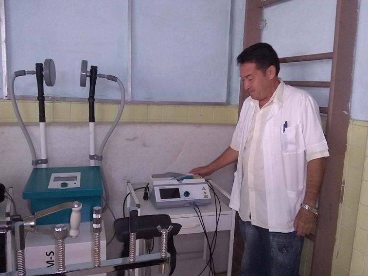 Instalan equipamiento de alta tecnología en sala de Rehabilitación del Hospital Celia Sánchez // Foto Lilian Salvat