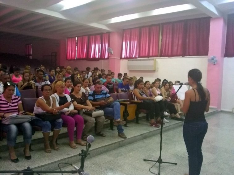 Intercambian universitarios con periodistas // Foto Lilian Salvat