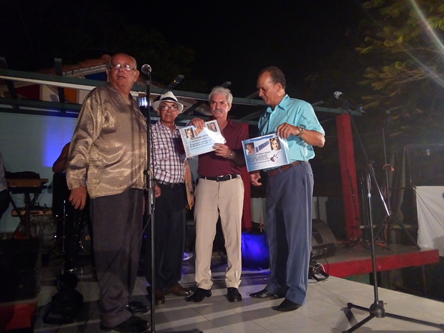 Fundadores del club del recuerdo en Manzanillo reciben el reconocimiento // Foto Eliexer Peláez