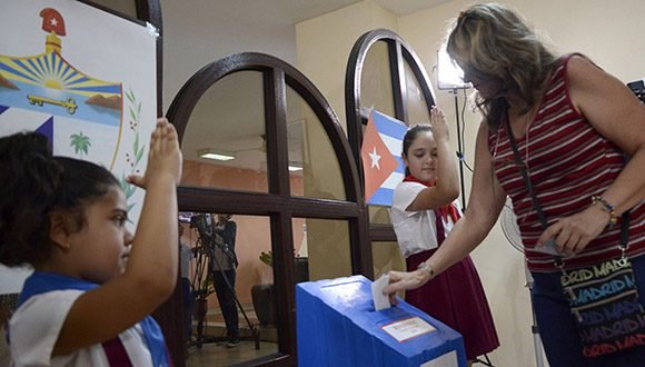 Una ciudadana cubana ejerce su derecho al voto en el referendo constitucional del 24 de febrero de 2019. Foto: Abel Rojas Barallobre