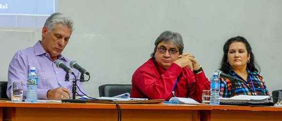 El Presidente de los Consejos de Estado y de Ministros y el presidente del Instituto Cubano de Radio y Televisión. Foto: José Manuel Correa/ Granma.