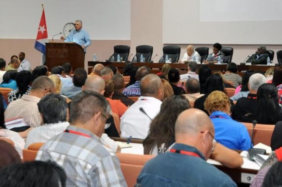 Al resumir el encuentro, Díaz-Canel aseguró que el objetivo se enmarca en el propósito de fortalecer la relación de trabajo entre el gobierno central con los territorios. Foto: Estudios Revolución