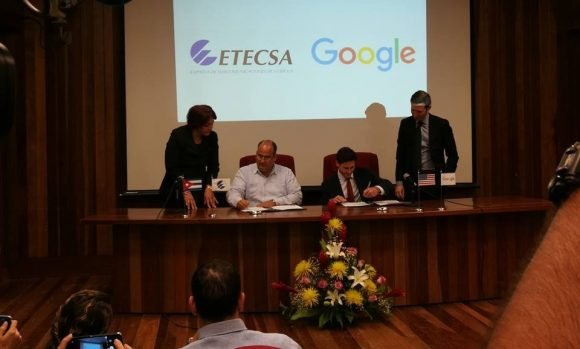 El instrumento fue rubricado por Luis Adolfo Iglesias Reyes, vicepresidente de Inversiones de ETECSA, y el jefe de Google en Cuba, Brett Perlmutter.