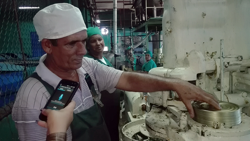 Más de un siglo de explotación cuenta la tecnología que se utiliza en esta  industria conservera  // Foto Marlene Herrera