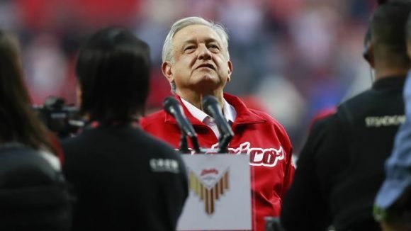El presidente de México durante la inauguración del estadio de béisbol. Foto: Tomada de Foxsports.