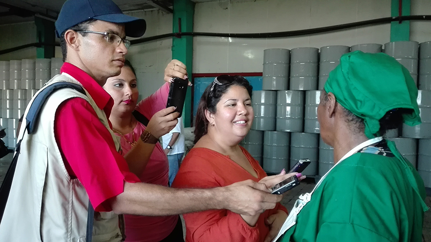 Periodistas de la redacción digital y el representante de los  medios provinciales y Radio Rebelde en Manzanillo, participaron en el recorrido por la Jornada de la Prensa  // Foto Marlene Herrera