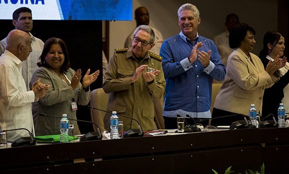 Presiden Raúl y Díaz Canel clausura del X Congreso de la FMC. Foto: Irene Pérez/ Cubadebate.