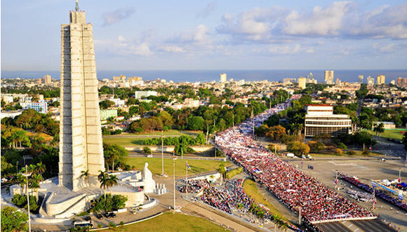 Desfile por el Día Internacional de los Trabajadores en la Plaza de la Revolución en La Habana. Foto: Roberto Garaicoa/ Cubadebate.