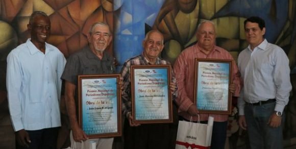 Iván López, Juan Moreno y Francisco Soriano recibieron hoy el galardón en ceremonia en el coliseo de la Ciudad Deportiva. Foto: JIT.