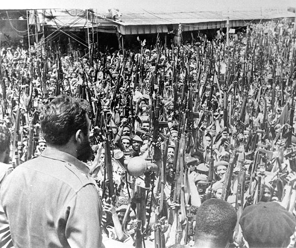 Fidel en la despedida de duelo de las víctimas de los bombardeos a los aeropuertos, perpetrados por aviones norteamericanos el 16 de abril de 1961. Foto: Sitio Fidel Soldado de las Ideas.
