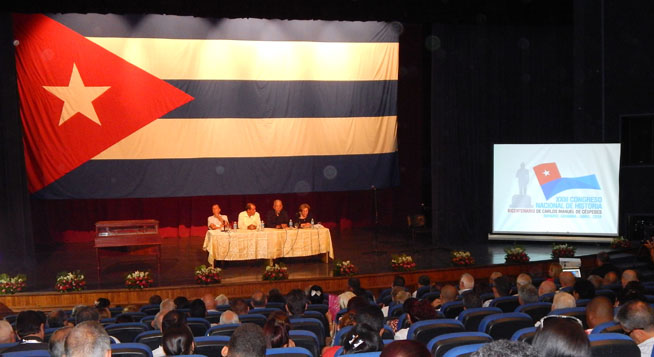 Ceremonia de apertura del  XXIII Congreso Nacional de Historia, en el que participan investigadores de todo el país, jóvenes estudiantes, personalidades e invitados, en el teatro Bayamo de la ciudad homónima, en la provincia de Granma, Cuba, el 15 de abril de 2019.          ACN  FOTO/ Carlos VENEGAS VERDECIA                        