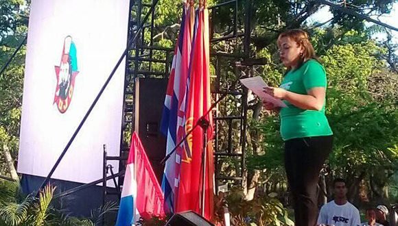 Susely Morfa lee la convocatoria al 11 Congreso de la UJC en Birán. Foto: Cuenta de la UJC en Twitter