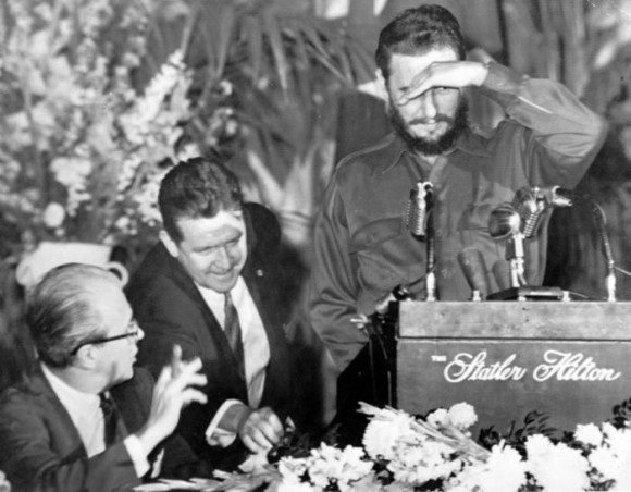 Cubriéndose de las luces de las lámparas, Fidel comienza a hablar ante los miembros de la Sociedad de Editores de Prensa de Washington en conferencia de prensa en el Hotel Statler Hilton, de Washington. Foto: Periódico Revolución