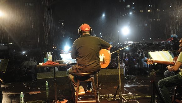 La lluvia no frenó el concierto de Silvio. Fotos: Iván Soca