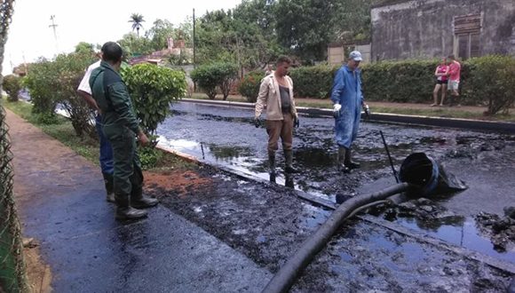 En 24 horas se habían recuperado más del 50 por ciento de los 268 mil litros dispersos por las calles del batey azucarero Foto: Aida Sotolongo/Facebook