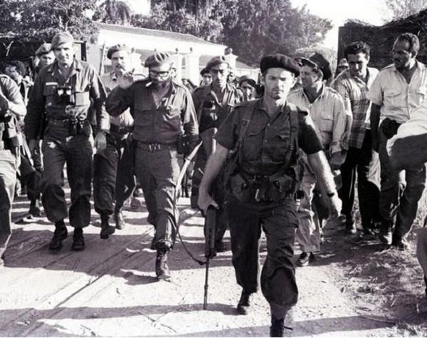 Fidel junto al capitán Jose Ramón Fernández (a la izquierda en la foto) recorre Playa Girón, el 17 de abril de 1961 Foto: Sitio Fidel Soldado de las Ideas