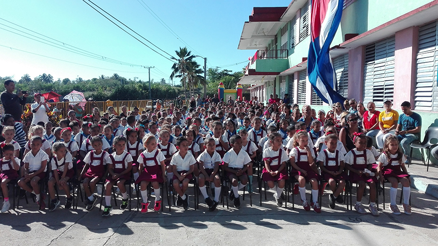 El acto municipal por el de abril fue en el seminternado Mariana Grajales // Foto Marlene Herrera