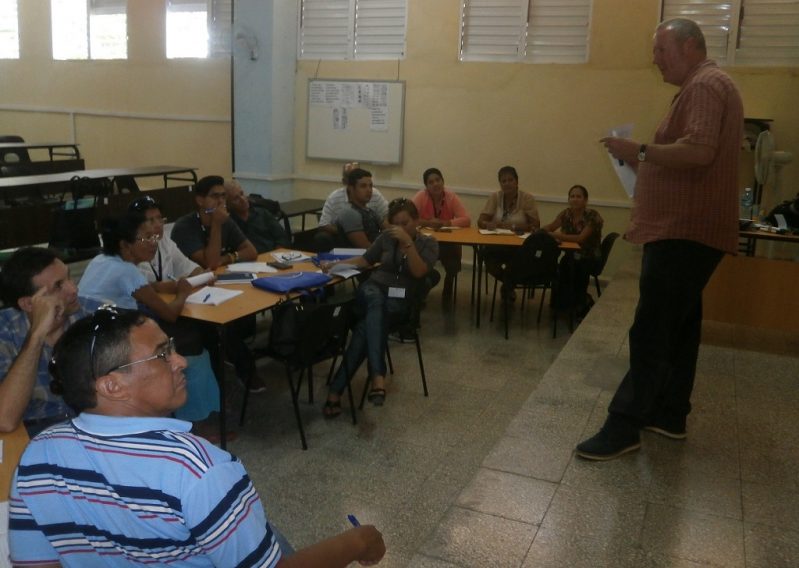 Mike Williams, experto del Consulado Británico en Cuba en intercambio de experiencia con docentes cubanos Foto: Alina González Menéndez