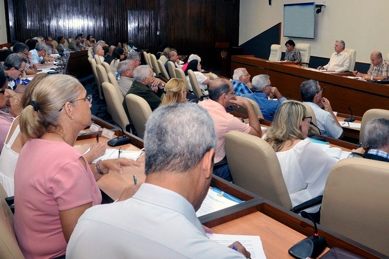El Plan de Estado para el enfrentamiento al cambio climático, denominado como Tarea Vida, y el programa para detener el deterioro del patrimonio documental de Cuba, continúan en la agenda del Presidente Miguel Díaz-Canel Bermúdez. Foto: Estudio Revolución.