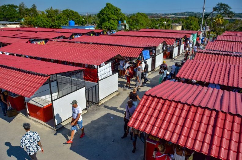 El techo a dos aguas protege a los trabajadores y la mercancía del sol y la lluvia. Autor: Maykel Espinosa Rodríguez/ Juventud Rebelde.