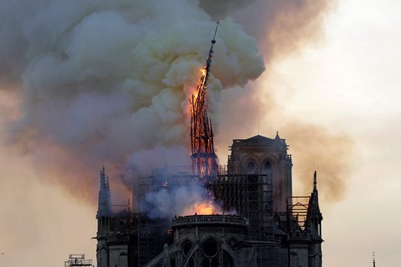 Incendio en catedral Notre Dame destruyó dos tercios del techo y derrumbó la aguja central de 93 metros de altura Foto: AP