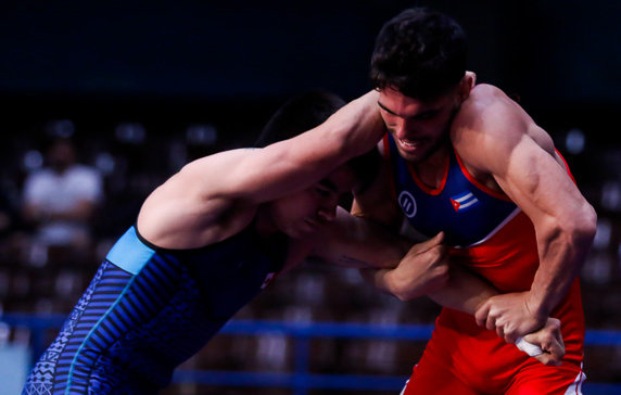 Luis Orta (rojo) de Cuba combate en 60 kg frente a Ali Soto, de México, en Clasificatorio de lucha rumbo a los XXIII Juegos Centroamericanos y del Caribe de Barranquilla 2018 Foto: Calixto N. Llanes