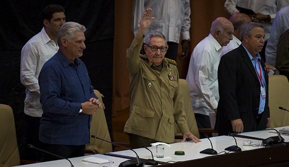 Con la presencia de Raúl y Díaz-Canel presentan Consejo y Secretariado Nacional de la CTC. Foto: Irene Pérez/ Cubadebate.